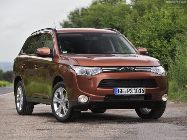 Materiaalsed autojalatsid MITSUBISHI OUTLANDER 2012-2018 jaoks