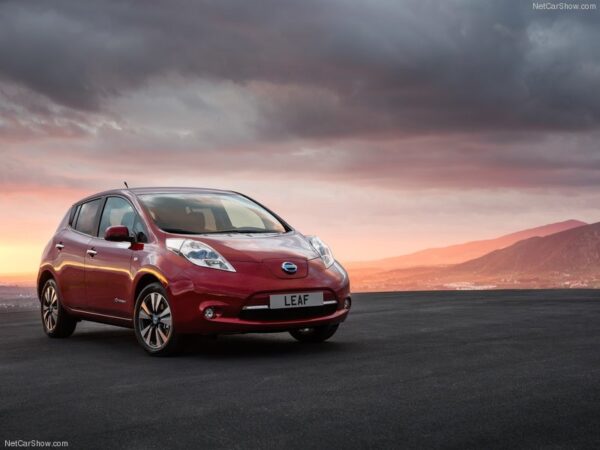 Materiaalsed autojalatsid NISSAN LEAF 2011-2018